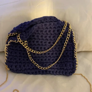 Väska  - Egenvirkad Stella McCartney liknande väska, i marinblå färg med guldkedja 💙