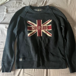 Morris tröja - Morris tröja i mörkblå, storlek S