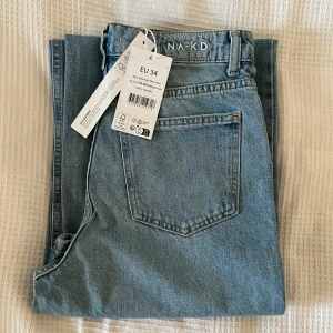 Blå jeans  - Helt oanvända jeans med prislapp kvar. Säljer pga att Na-kd skickade hem fel par jeans i fel storlek till mig.