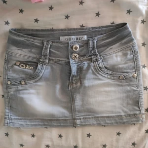 Sexig kjol - Sexig kort kjol. Står storlek 26 men motsvarar ungefär 34 skulle jag säga. Väldigt fin.