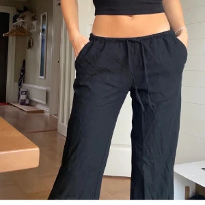 svarta linnebyxor  - säljer dessa lågmidjade linnebyxor från h&m i storlek S, de har krympt lite i tvätten men inget man tänker på, de är uppsydda så passar dig som är under 160 ❤️ säljer samma par i vit!! 