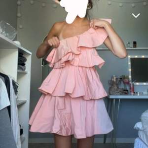 Så trendig och unik rosa volang klänning! 🩷 perfekt nu i sommar och till fest 🩷
