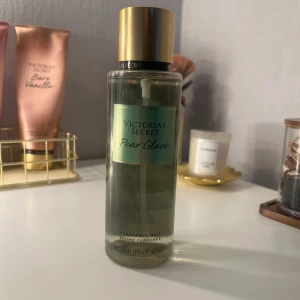 Victoria’s secret body mists - Hejj, säljer body mists från viktoria’s secret, som man ser på 3 bilden så har jag även fler, 1 för 110kr eller 2 för 200 💕 köparen står för frakt 🚚 🩷 aquakiss  är sold!