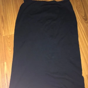 Svart lång kjol storlek 36/38 - Bra skick, storlek 36/38 från kappahl stretchig och fin.