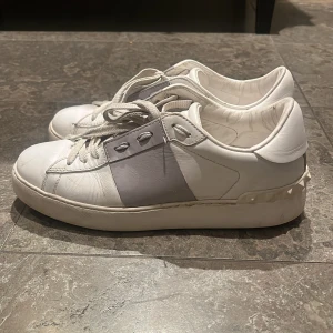 Valentina sneakers  - Säljer dessa velarens sneakers, i storlek 37 väldigt fint skick endast använda några få gånger, dock har dem lite få slitningar längst fram på skorna men inget man tänker på. Köpta på Nk för ca 2 år sedan, jag tyvär inget kvitto