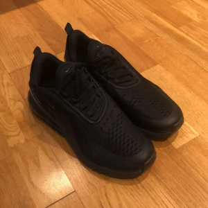 Nike Air Max 270 - Säljer ett par Nike Air Max 270, de är nästan helt nya, bara att jag tyvärr inte har lådan kvar. Produkten är som sagt i exemplarisk skick, använda bara ett fåtal gånger. Priset kan diskuteras vid snabb affär.