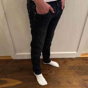 Pepe Jeans - Pepe jeans | Storlek 30/34 passar 32 i längd | Lagade hål i bak | Pris 399kr