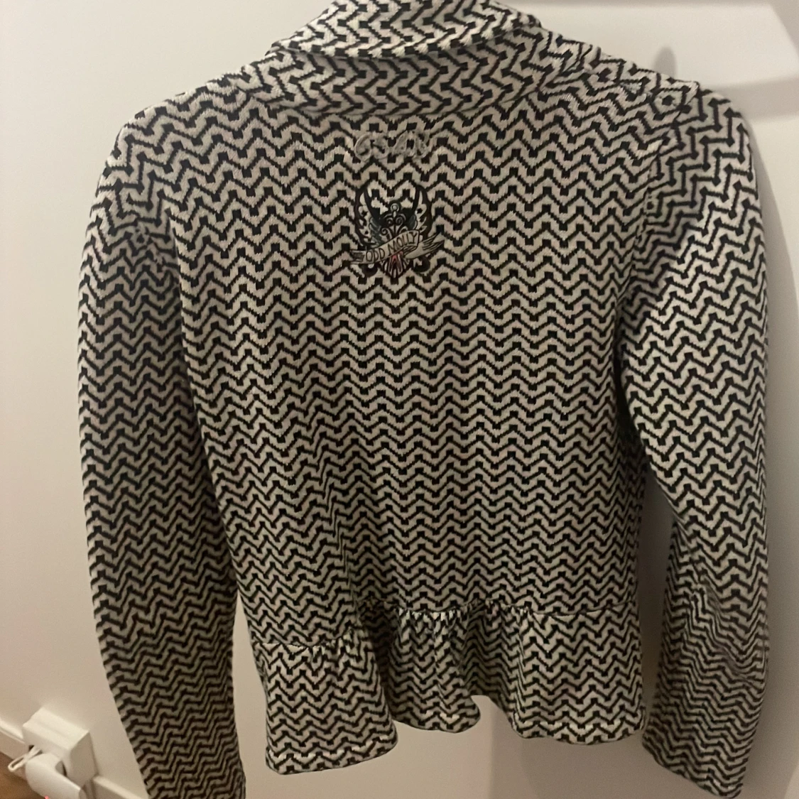 Svartvit mönstrad jacka från Odd Molly - 1