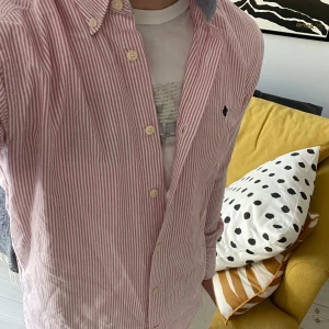 Morris skjorta - Säljer nu denna riktigt snygga Morris skjortan perfekt nu till sommaren i riktigt bra skick (nästan helt ny). Storlek: S. Nypris: 1299kr. Mitt pris: 399kr. Skriv vid frågor eller för fler bilder! 🤩