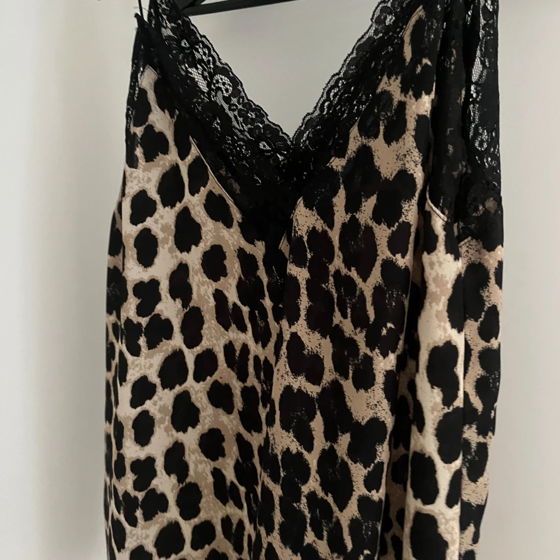 Leopardmönstrad linne med spetsdetaljer