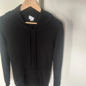 Svart Kashmir hoodie från Davida - Säljer en stilren svart hoodie från Davida. Tröjan är tillverkad i mjuk kashmir och är i gott skick. Nypris 2300kr 