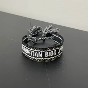 Dior armband  - Dior || skick 10/10 || storleken passar alla || nypris ca 3800kr mitt endast pris 799kr || made in Italy 🇮🇹 || pris kan diskuteras vid snabb affär!
