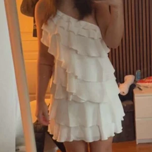 Vit volang klänning  - Superfin klänning från SHEIN. Ny skick