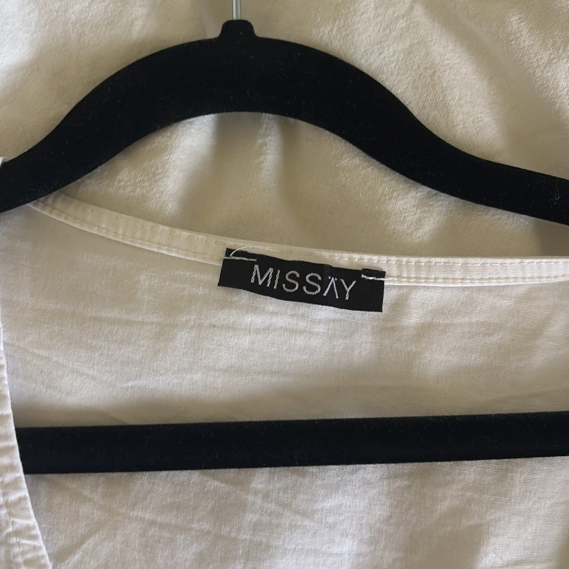 Vit blus med knytning - 2