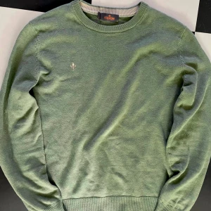 Morris tröja  - Säljer en stilren grön tröja från Morris i storlek S men passar M. Tröjan är tillverkad i en bomull och linne blend och har en rund halsringning. Ser riktigt bra ut med ett par jeans eller chinos, egentligen vad som! Säg bara till om du har några frågor! Snabb leverans✅