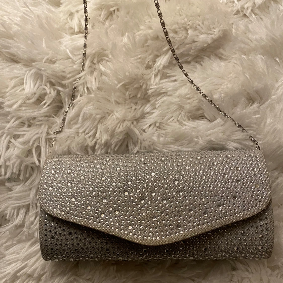 Glittrig silverfärgad kuvertväska - 1