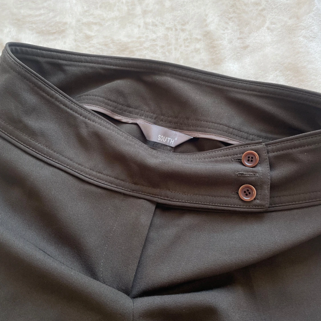 Medelhöga kostymbyxor från South - 3