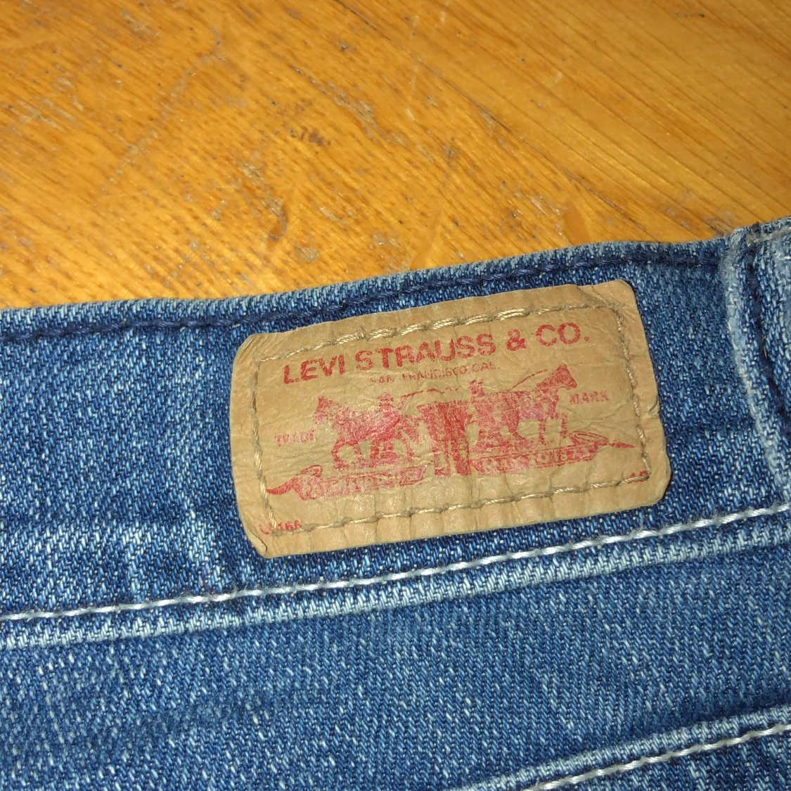 Blå jeans med curvy cut - 4