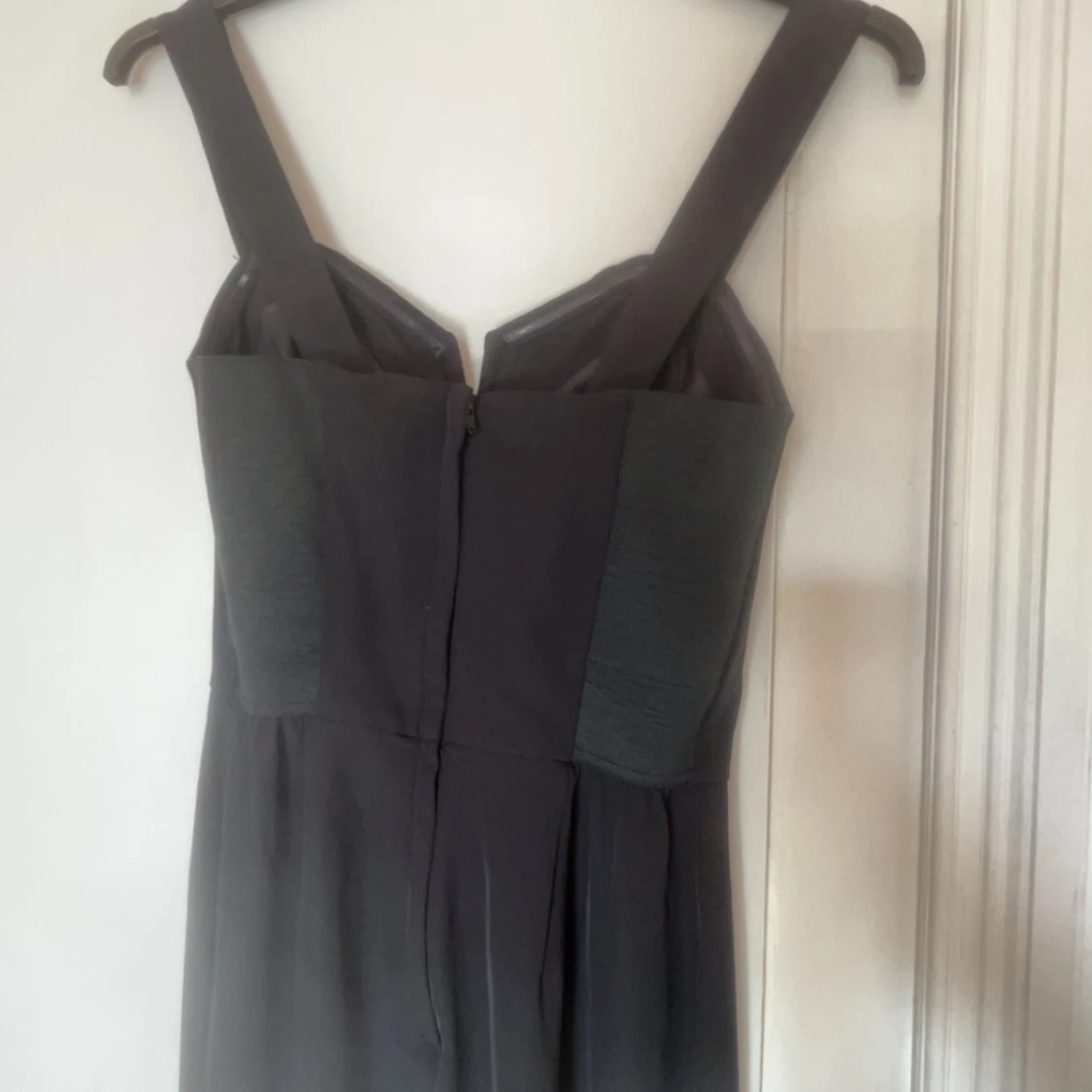 Svart jumpsuit med breda axelband - 2