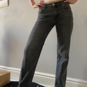 Svarta/grå straighta mid Rise jeans från Gina tricot - Snygga svarta jeans med rak passform. Perfekta för en stilren look.  Från Ginas perfect jeans collection. Säljer då de börjar bli för små. TIPS: fri frakt i en vecka på dessa. Köp även bundle
