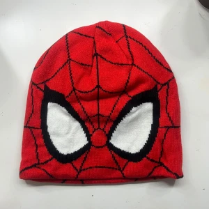Spiderman mössa - Cool röd mössa med svart spindelnätsmönster och vita ögon, helt ny🖤