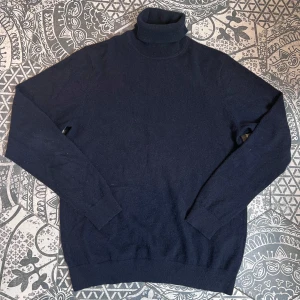 Uniqlo - Turtleneck 100% Kashmir - Säljer en grymt skön Turtleneck från Uniqlo i 100% Kashmir! | Mycket fint skick! Använd fåtal gånger | Stl: L | perfekt nu under vintern/våren | Vid frågor eller funderingar finns jag i DM! 📩 Mvh CVB Closet