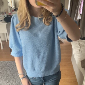 Ljusblå stickad tröja - Säljer en söt ljusblå stickad tröja med trekvartsärmar. Tröjan har en rund halsringning och en bekväm passform. Perfekt nu inför våren🥰