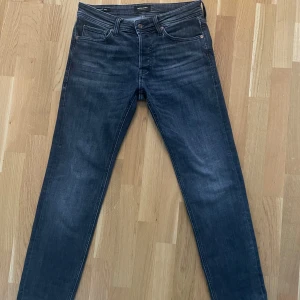 Mörkgrå jeans från Jack & Jones - Snygga mörkgrå jeans från Jack & Jones. Nypris 950 kr. Nästa helt nya använd ett fåtal gånger inga hål eller slitningar, storlek W29 L32. Skick 9.5-10. 