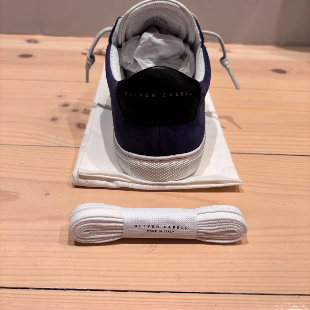 Helt nya Oliver Cabell sneakers Low 1 Yale stl 39. Säljes helt oanvända inklusive låda och dustbag. Köpta från USA för 2500 kr (+moms och tullavgifter). . Kengät.