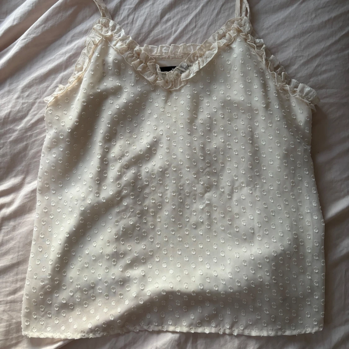 Vit prickig linnetopp med volangdetaljer - 2