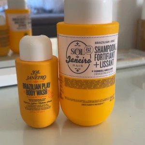 Sol de Janeiro Brazilian Joia Shampoo och Brazilian Play Body Wash - Säljer ett set med Sol de Janeiro Brazilian Joia Shampoo och Brazilian Play Body Wash. Shampoot är i en 295 ml flaska och body washen i en 90 ml flaska. Båda produkterna har en härlig doft och är berikade med närande ingredienser som cupuaçusmör och açaíolja. Perfekt för att ge håret och huden en lyxig känsla.