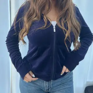 Snygg mörkblå hoodie med dragkedja och huva. Bekväm och super mjukt material med fickor framtill💙💙