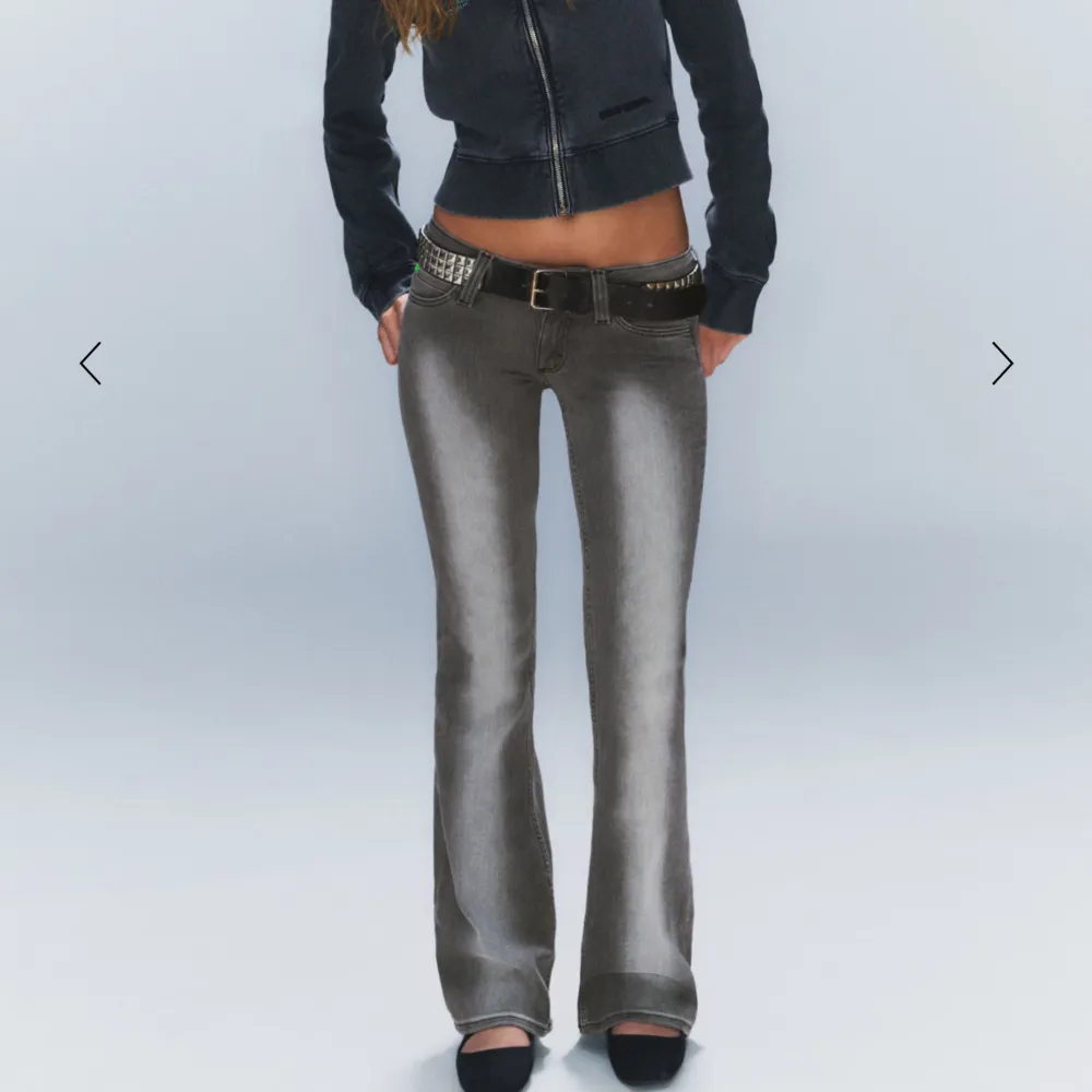 Snygga grå bootcut jeans med en klassisk femficksdesign. De har en låg midja och en lätt tvättad look som ger en cool vintagekänsla. Dem är slutsålda på hemsidan, och dem är i nyskick.. Farkut & Housut.