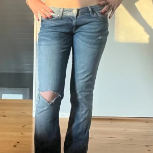 Blå jeans från Levis  - Snygga blå jeans med slitningar på ena knät, vinted från Levis. Står storlek 29 men passar mig som brukar ha s.