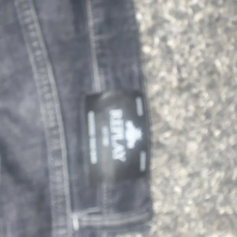 Snygga svarta jeans från Replay med klassisk femficksdesign. De har en rak passform och är perfekta för en stilren look. Jeansen har en diskret tvättad effekt som ger dem en cool touch.. Farkut & Housut.