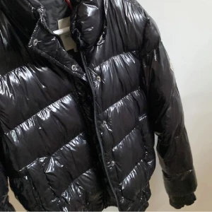 Moncler jacka  - Jag moncler jacka, vet ej exakt ny pris. Säljes lite billigare för det ska sitta en luva på men finns ej. Storlek 2 motsvarar M men passar också S.   Kan mötas i Karlskoga, Degerfors och Gullspång 