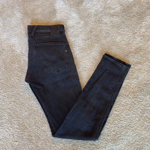 Replay Jeans - Snygga svarta jeans från Replay. W31 L34. Perfekta för en stilren trendig look. Pris kan diskuteras vid snabb affär🤫