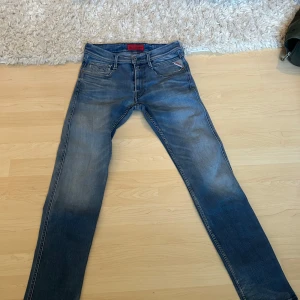 Replay anbass jeans - Replay anbass jeans som jag ej finnar några fel med. Storlek W31/34 🚨OBS🚨Vid minsta lilla fråga är det bara skriva svarar snabbt även går det att sänka pris vid en snabb affär🫡