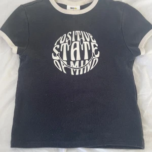 T-shirt - Gullig t-shirt från H&M utan skador. Den är knappt använd och säljs på grund av det. 