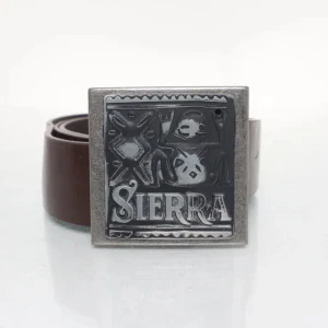 Brunt bälte med fyrkantigt spänne - Snyggt brunt bälte i skinn med ett stort fyrkantigt spänne som har en unik design och Sierra-logotyp. Perfekt för att ge en stilren touch till din outfit. Köpt på sellpy men för stort, så säljer vidare. Är lite repigt på insidan men inga andra större fel!🤗