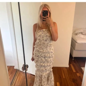 boohoo blommig klänning - Säljer denna super snygga klänning så den tyvärr va för liten, de är storlek 40 men väldigt liten i storleken! den är slutsåld och prislappen är kvar på den så den är ändrat provad 💋 