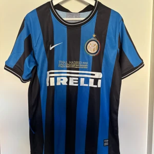 Inter 2010 Nike fotbollströja  - Fotbollströja från Inter 2010. CL final tröja med Milito 22 på ryggen i storlek M. Skriv vid funderingar/frågor!