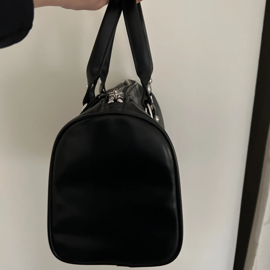 Svart handväska med nitar från Weekday - 2