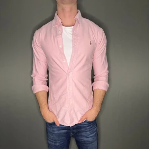 Ralph lauren skjorta - Hej säljer nu min fina Ralph Lauren skjorta i storlek S. Den är i nyskick och kommer vara otroligt snygg i höst/vinter. Nypris cirka 1500kr! Vi kommer att sälja liknande produkter nu närmare vinter så glöm inte följa profilen!🌊🍾