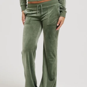 Mjukisbyxor från Juicy Couture - Säljer dessa gröna byxor från Juicy Couture. Dom är i fint skick🩷