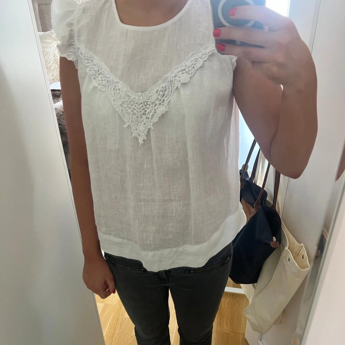 Vit blus med spetsdetaljer - 2