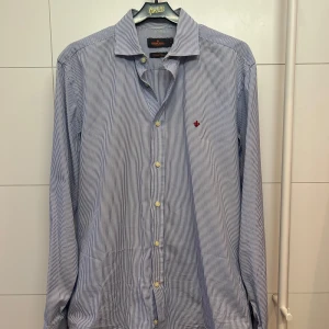 Morris Skjorta - Morris skjorta som är i ungefär storlek M. Bra skick och den är perfekt till sommaren!