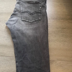 Grå jeansbyxor replay  - Snygga grå jeansbyxor med en klassisk femficksdesign. De har en diskret tvättad look och raka ben. Perfekta för en avslappnad stil med lite sliten fläck 
