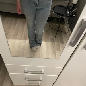 Ljusblå bootcut jeans - Snygga ljusblå bootcut jeans med hög midja. (Lite urtvättade)