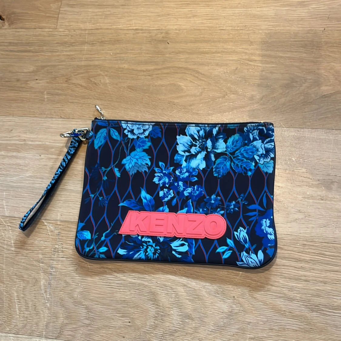 Blommig och leopardmönstrad kuvertväska från Kenzo